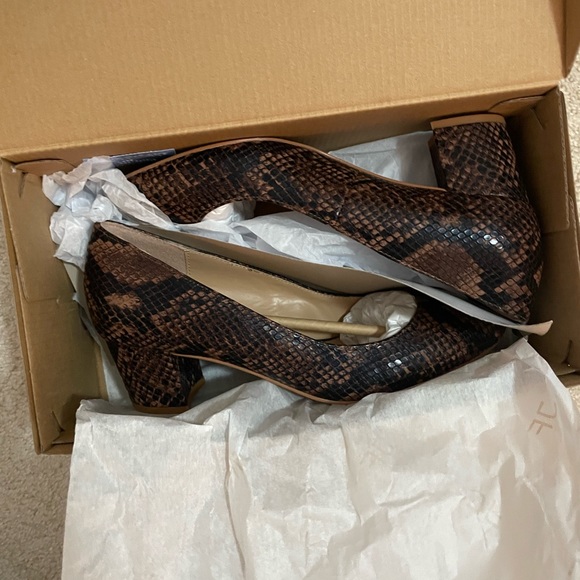 NIB JustFab Brown Snakeskin Chunky Heeled Pumps - Picture 2 of 8